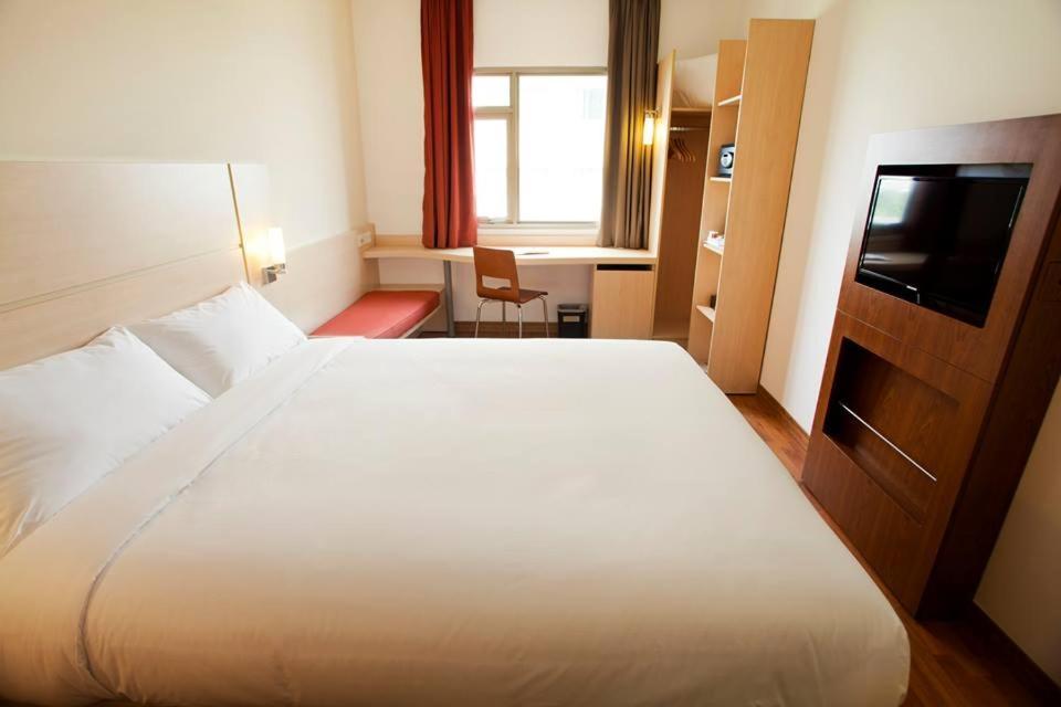 Ibis Saigon South Hotel Ho Chi Minh City Exterior photo